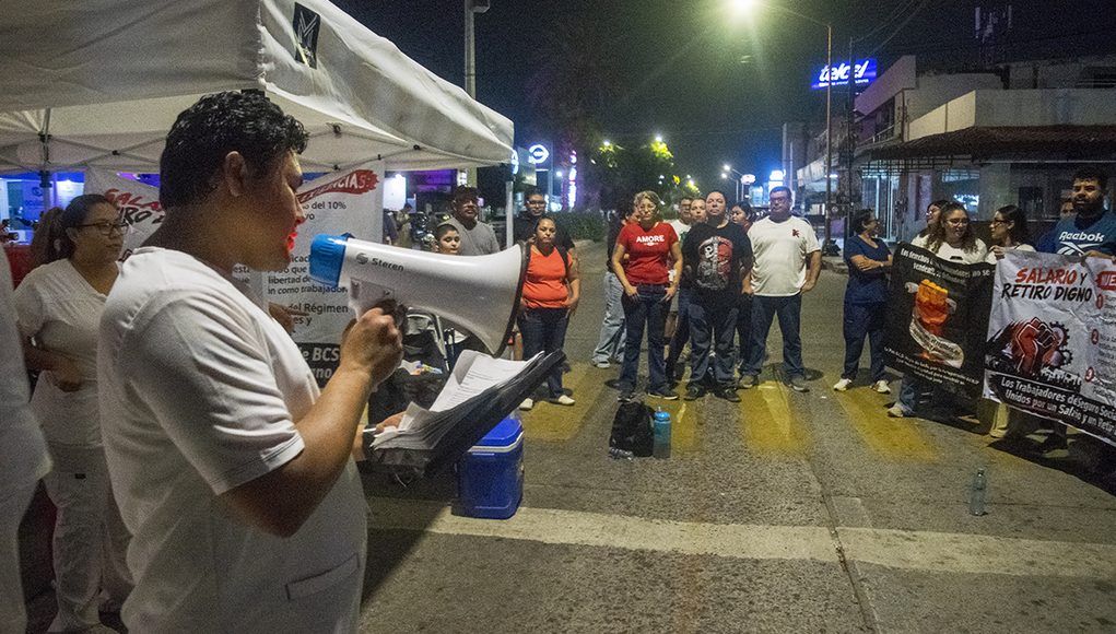Entre claxonazos y reclamos, trabajadores del IMSS vuelven a cerrar 5 de Febrero en La Paz