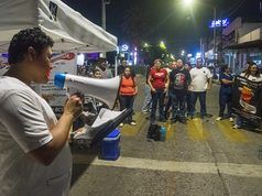 Entre claxonazos y reclamos, trabajadores del IMSS vuelven a cerrar 5 de Febrero en La Paz