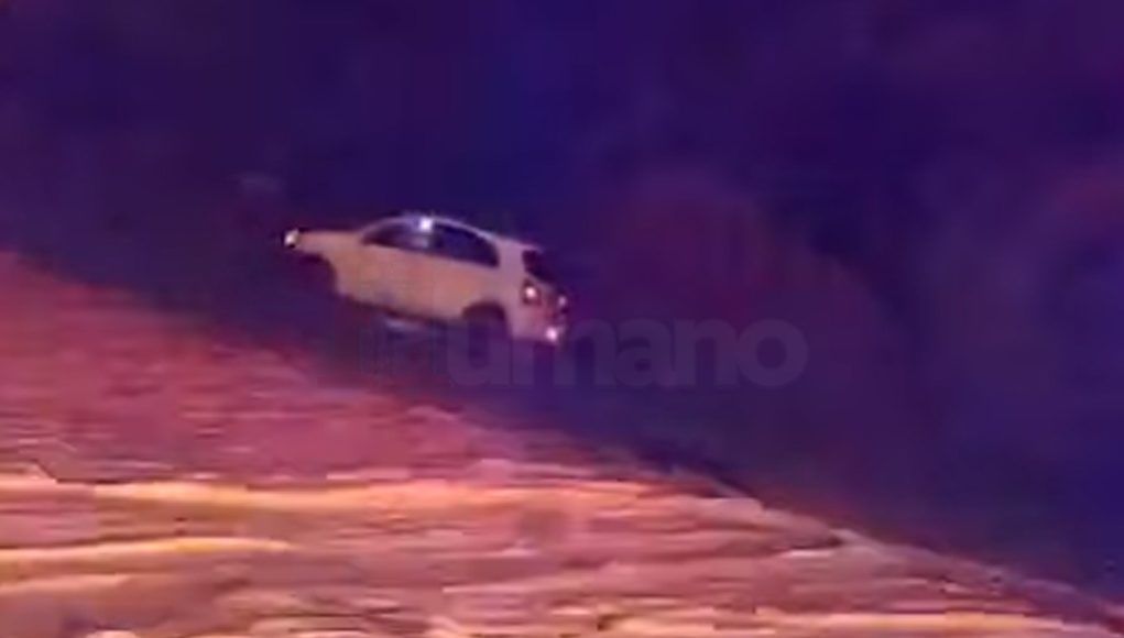 Lluvia arrastra autos en Cabo San Lucas