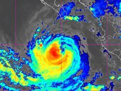 Huracán Rachel se aleja de BCS, pero deja lluvias intensas y oleaje de hasta 6 metros